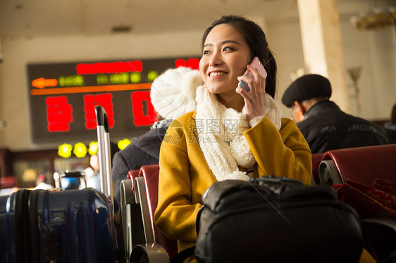 离开仅一个女人春运青年女人在火车站图片