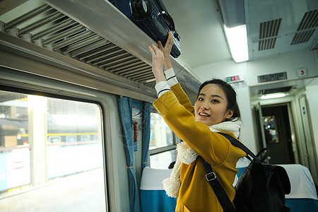 20到24岁火车站仅女人青年女人在火车上图片