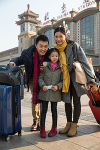 乘客春节城市风光幸福家庭在火车站图片