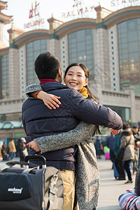 拉杆箱中年人旅途青年情侣在火车站图片