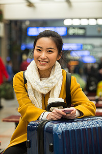 运输大楼东亚春运青年女人在火车站图片