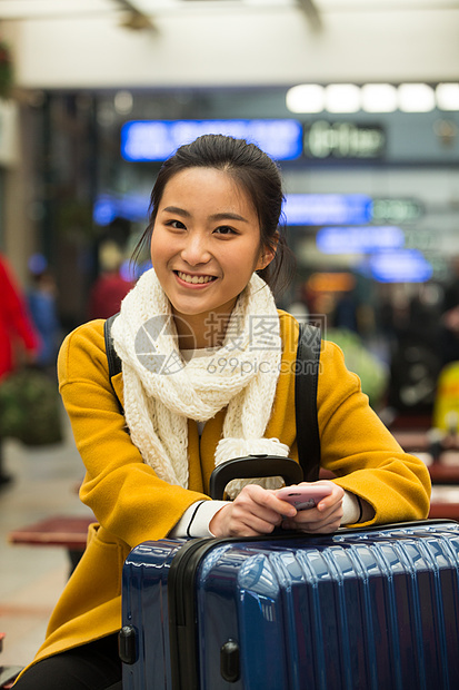 运输大楼东亚春运青年女人在火车站图片