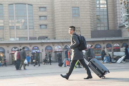 东亚交通旅行者青年男人在火车站图片