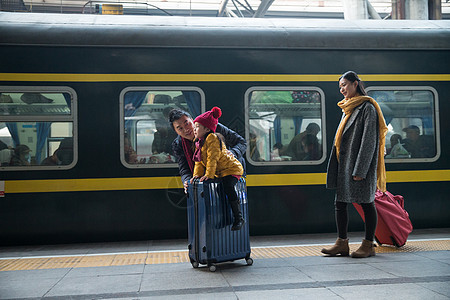 运输大楼离开出发父亲和女儿在车站月台高清图片运输大