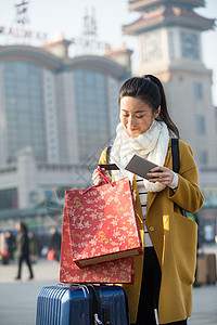 手机建筑成年人青年女人在站前广场图片