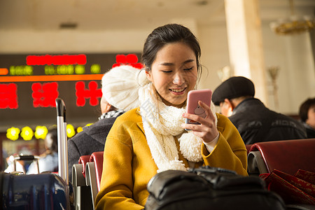 行李人围巾青年女人在火车站图片