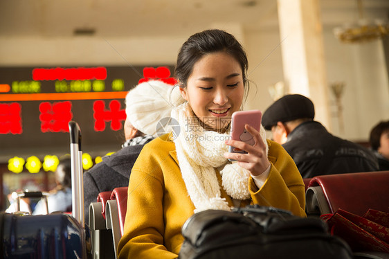 行李人围巾青年女人在火车站图片