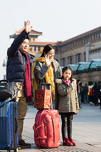 彩色图片三个人拉杆箱幸福家庭在火车站图片