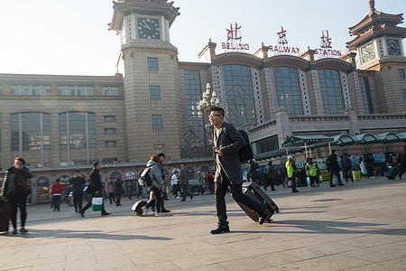广场旅途白昼青年男人在火车站图片