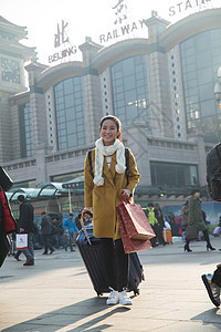 购物袋仅成年人成年人青年女人在站前广场图片