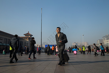 春节休闲装旅行青年男人在火车站图片