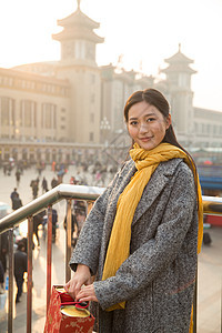 围巾白昼度假青年女人在站前广场图片