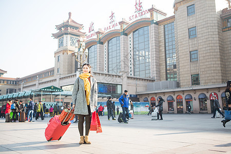 成年人亚洲人前景聚焦青年女人在站前广场图片