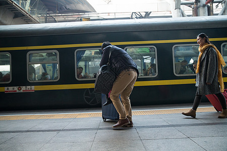 火车背影行李包背景