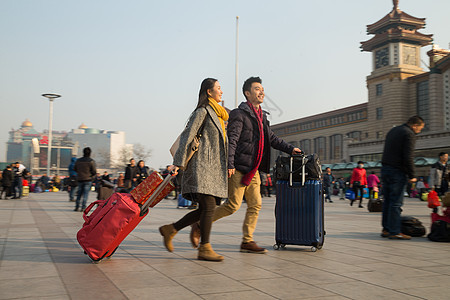 信心旅途漂亮的人青年男女在站前广场图片