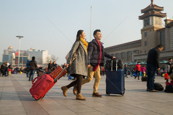 信心旅途漂亮的人青年男女在站前广场图片