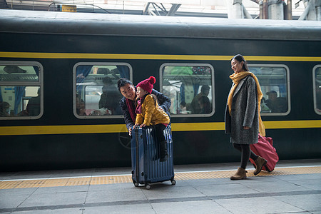 旅行彩色图片旅途幸福家庭在车站月台图片