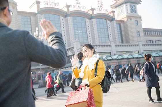 乘客选择对焦彩色图片青年男女在火车站图片