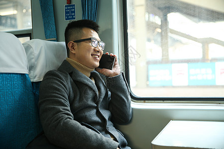 幸福公共交通离开青年男人在火车上图片