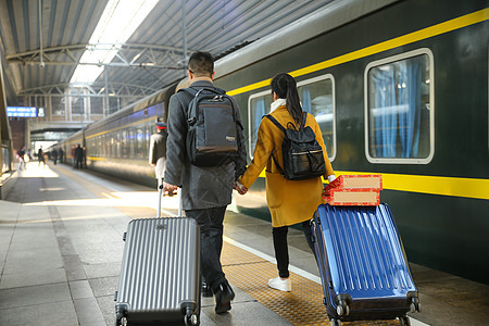 运输大楼亚洲离开青年情侣在火车站图片