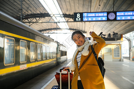 彩色图片过年旅游青年女人在车站月台图片