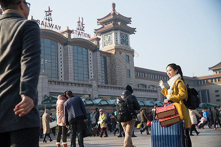 中年男人男人旅行青年男女在火车站图片