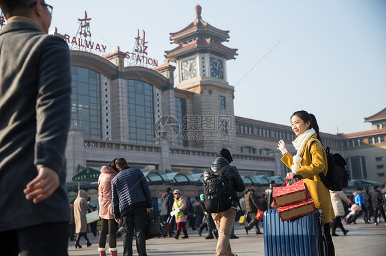 中年男人男人旅行青年男女在火车站图片