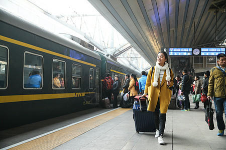 快乐漂亮的人青年女人在车站月台背景图片