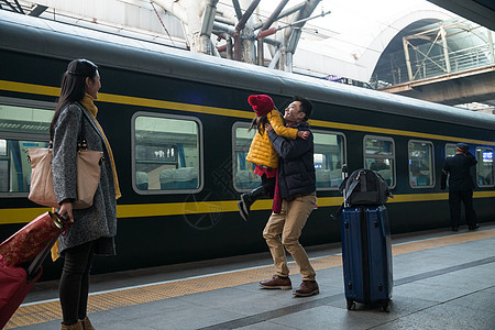 旅行离开乘客幸福家庭在车站月台图片