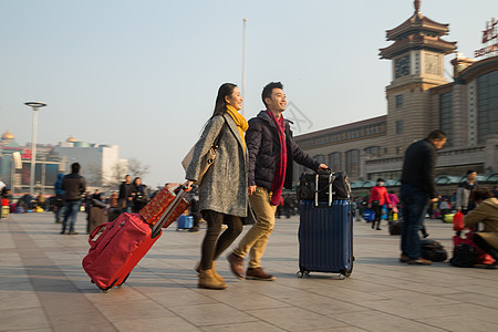 购物袋信心日光青年男女在站前广场图片