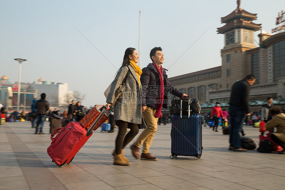 购物袋信心日光青年男女在站前广场图片