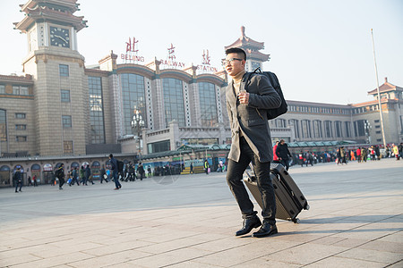 人北京回家青年男人在火车站图片