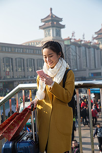 成年人北京仅一个人青年女人在站前广场图片
