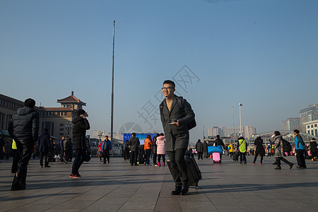 亚洲人交通亚洲青年男人在火车站图片