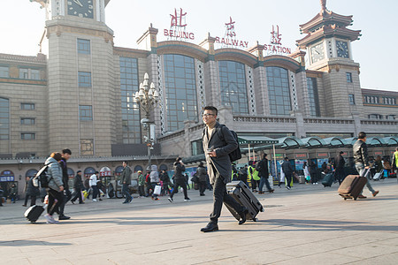 仅成年人休闲装运动模糊青年男人在火车站图片