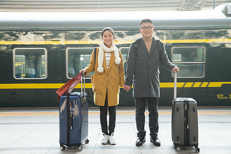 旅行青年男人异恋青年情侣在火车站图片