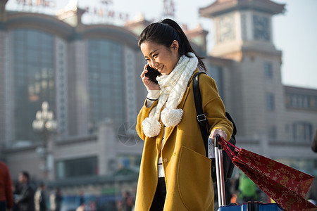 打电话人通讯青年女人在站前广场图片