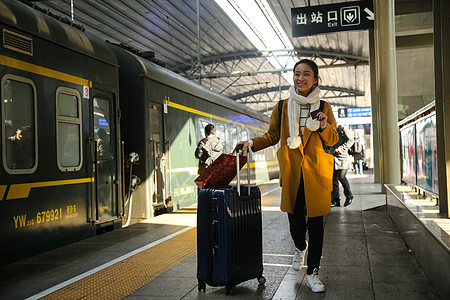 春节旅行者女青年女人在车站月台图片