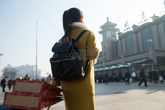 车站火车站日光青年女人在站前广场图片