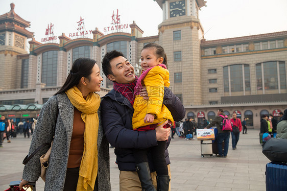 运送度假回家幸福家庭在站前广场图片