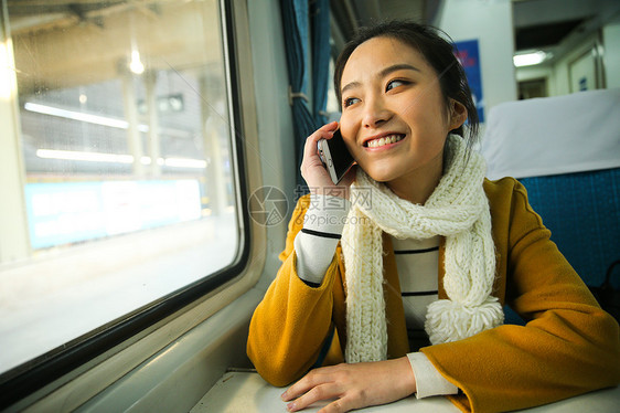 彩色图片仅成年人度假青年女人在火车上图片