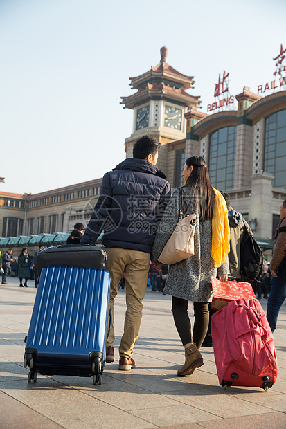 摄影回家旅游青年男女在站前广场图片