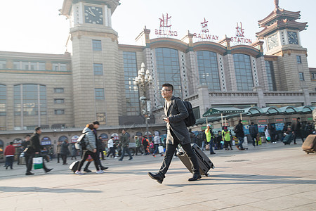 春节度假建筑青年男人在火车站图片