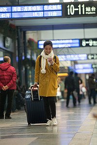 亚洲回家旅行者青年女人在火车站图片