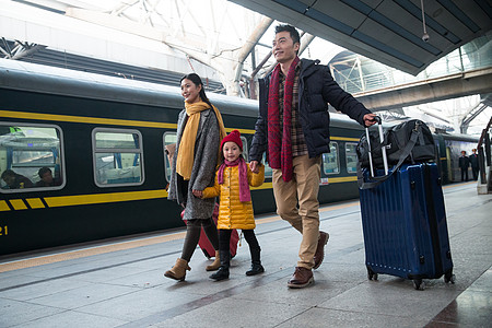 北京绿植度假探亲男人幸福家庭在车站月台背景