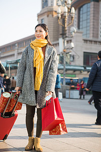 火车站旅行箱城市风光青年女人在站前广场图片