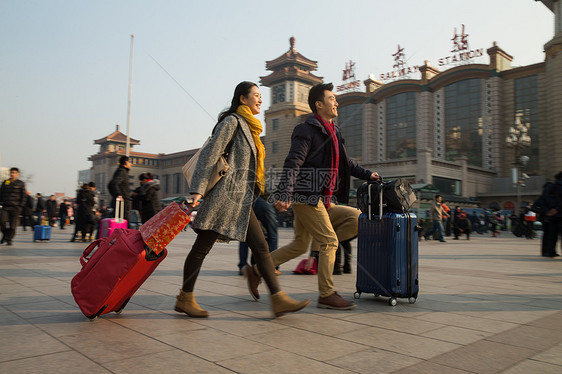 过年漂亮的人旅游青年男女在站前广场图片