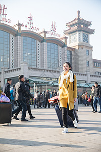 20到24岁彩色图片旅行箱青年女人在站前广场图片