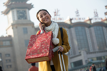 打电话仅一个人旅行青年女人在站前广场图片