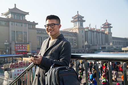 北京旅行者背包青年男人在火车站图片